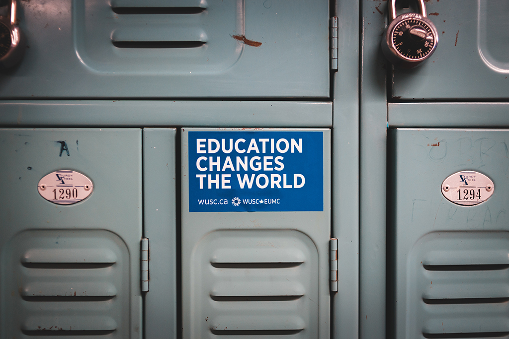 Izobrazevanje_za_trajnostni_razvoj_-_Education_for_Sustainable_Development_-_Photo_by_Erik_Mclean_on_Unsplash.jpg