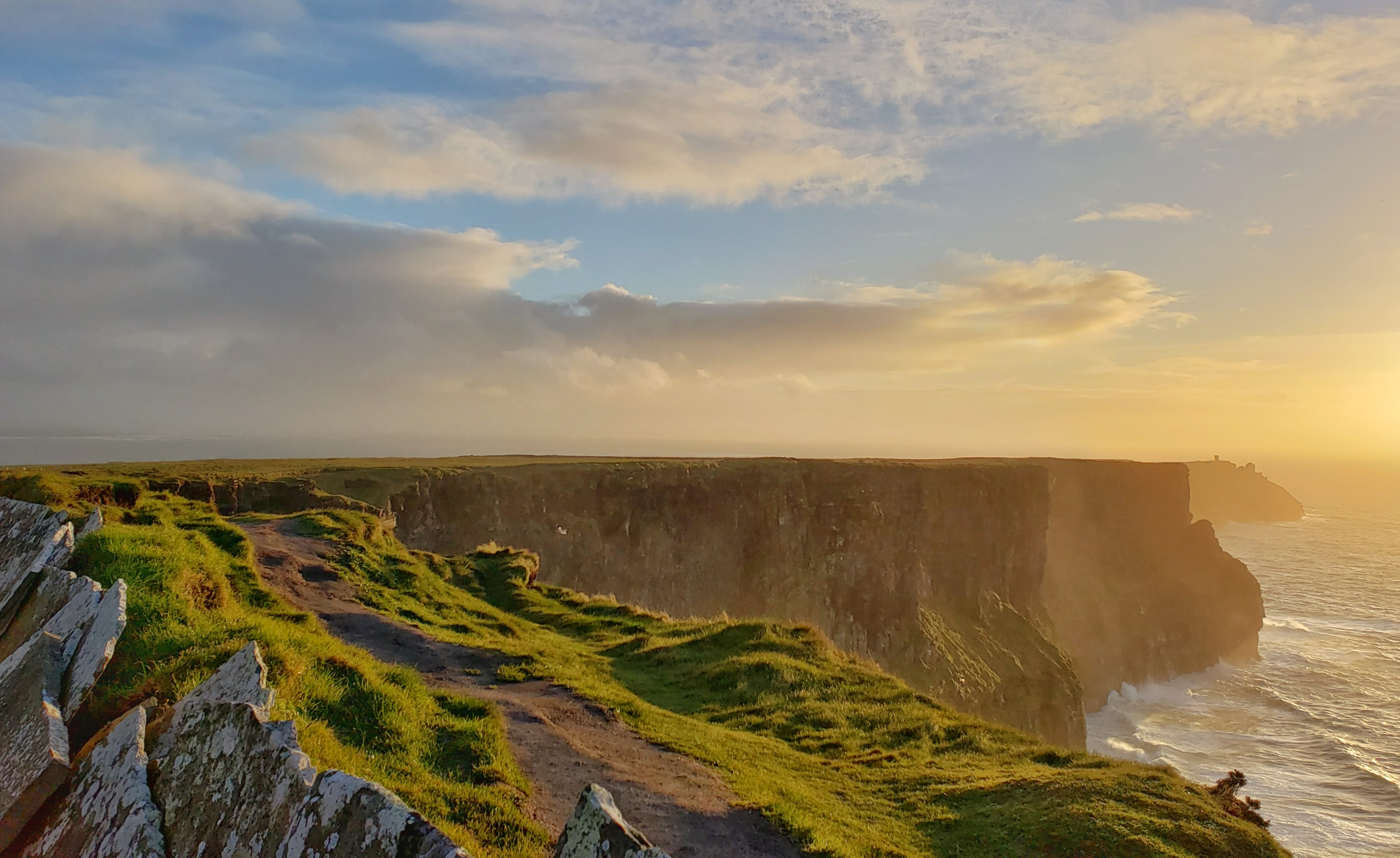 Potovanje_na_Irsko_-_A_trip_to_Ireland_-_Photo_by_Sean_Kuriyan_on_Unsplash.jpg