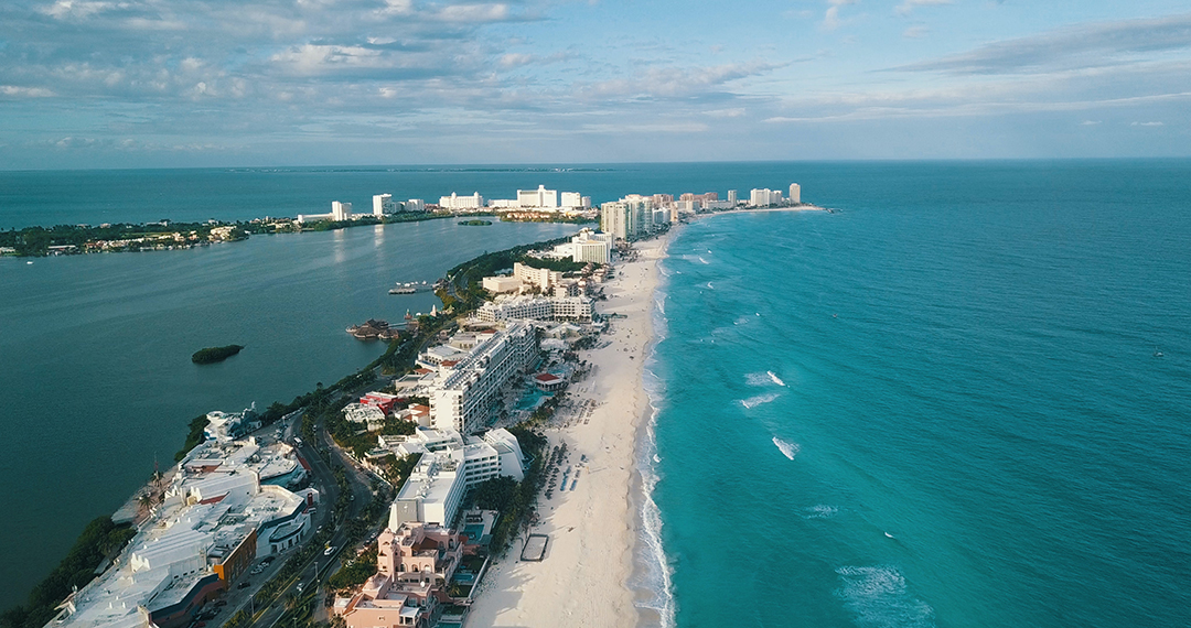 Popotniski_nasveti_za_obisk_mesta_Cancun_-_Travel_tips_for_visiting_Cancun_-_Photo_by_Gerson_Repreza_on_Unsplash.jpg
