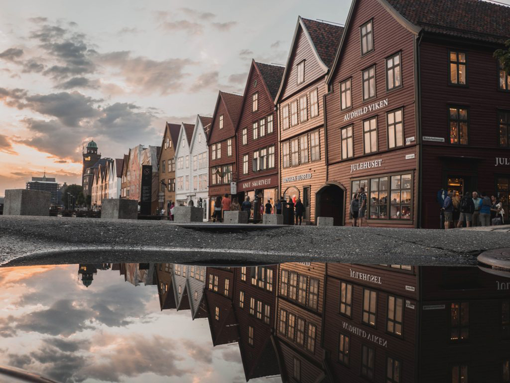 Travelling_to_Bergen_-_leonard-rb-S-gj2BlwWjU-unsplash_-_kopija.png