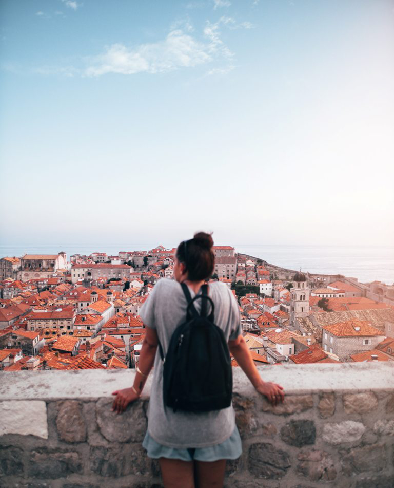 Travelling_-_woman-looking-at-buildings-2040627_-_kopija.png