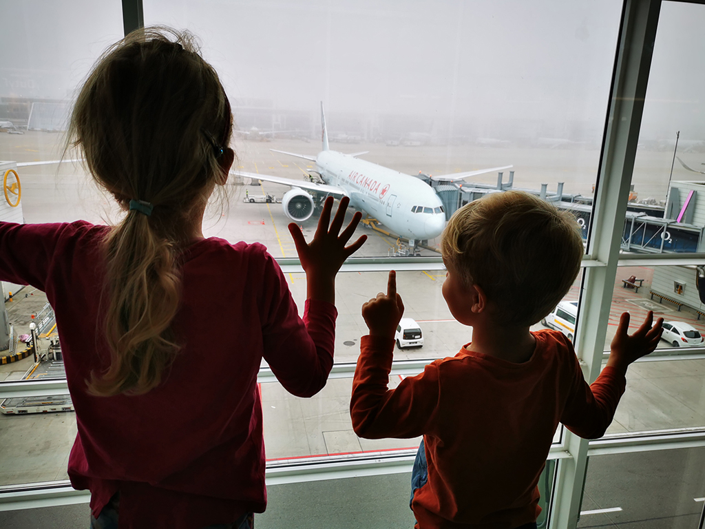 Potovanja_z_otroki_-_Traveling_with_children_-_Letalisce.jpg