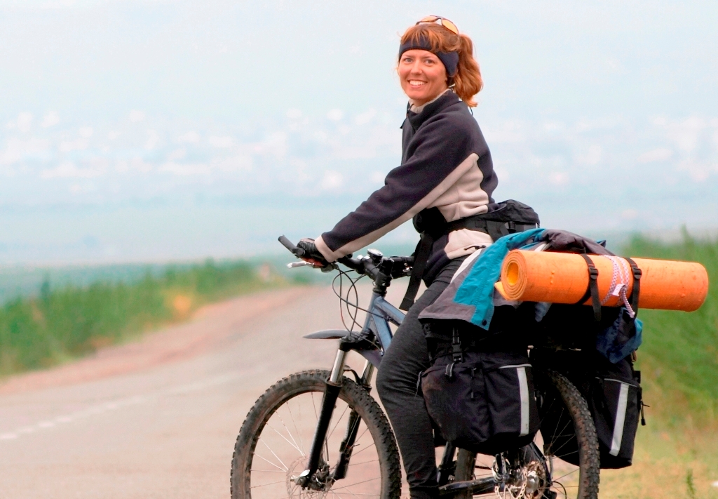 Woman_on_touring_bike_www.yha.co.nz_1.jpg