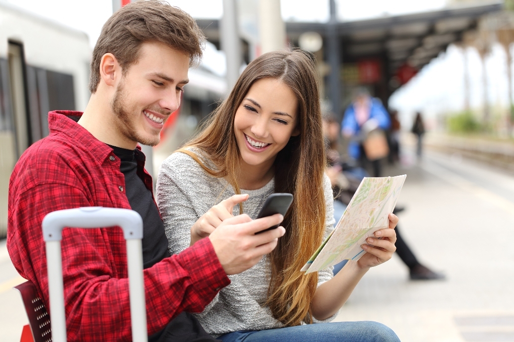 Young_couple_with_map_www.danhostel.dk_1.jpg