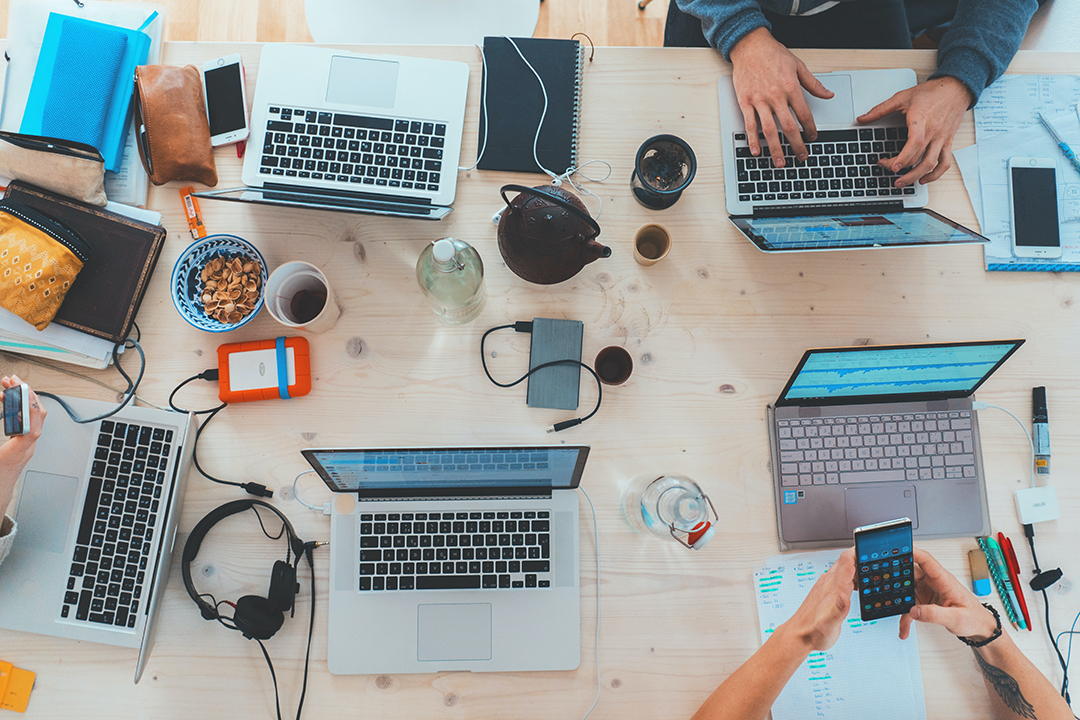 Digialne_kompetence_-_digitalni_marketing_-_digitalizacija_delovnih_procesov_-_Photo_by_Marvin_Meyer_on_Unsplash.jpg