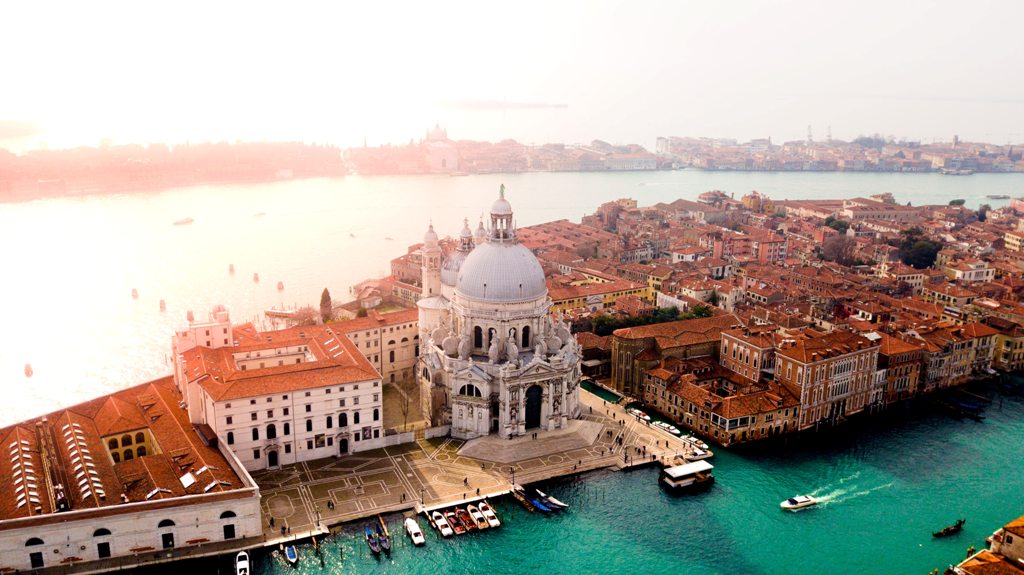 Potovanje_v_Benetke_-_A_trip_to_Venice_-_Photo_by_canmandawe_on_Unsplash.jpg