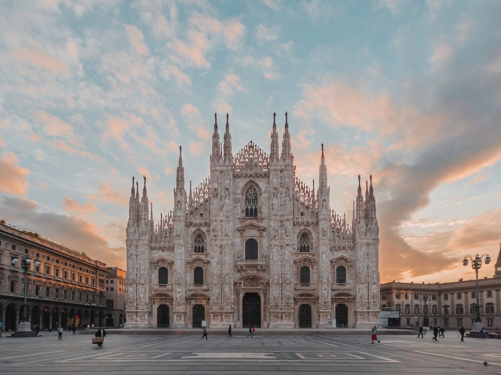 Potovanje_v_Milano_-_Travel_to_Milan_-_Photo_by_Ouael_Ben_Salah_on_Unsplash.jpg